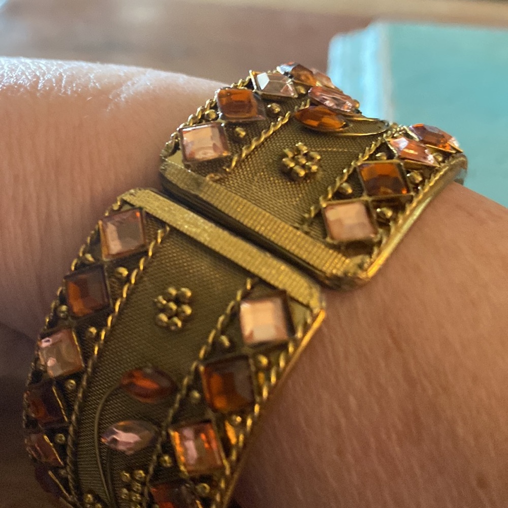 Costume jewelry - Antique Gold cuff bracelet with rose & pink stones - Picture 5 of 6